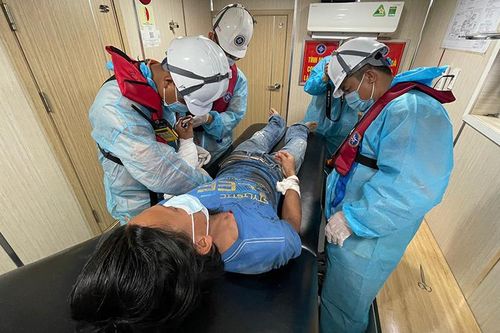 Cứu nạn 2 thuyền viên quốc tịch Philippines bị tai nạn lao động trên biển