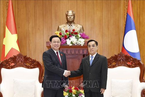 Chủ tịch Quốc hội Vương Đình Huệ gặp nguyên Thủ tướng, nguyên Chủ tịch Quốc hội Lào