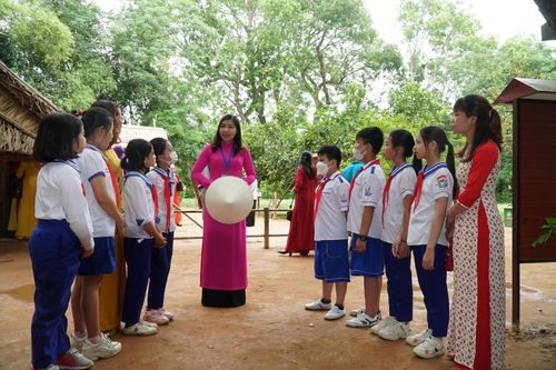 Xúc động dòng người về thăm quê Bác tháng 5