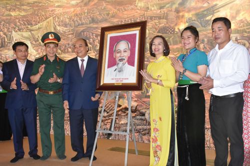 Chủ tịch nước Nguyễn Xuân Phúc thăm và làm việc tại Điện Biên