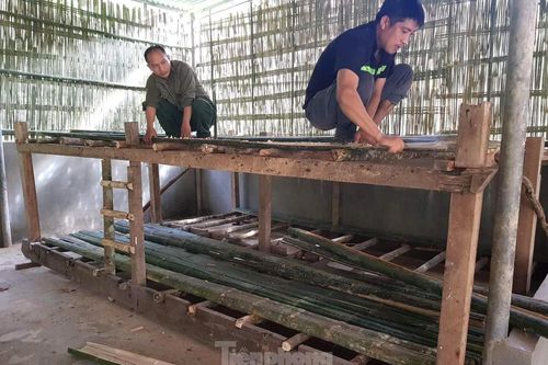 Giáo viên, phụ huynh làm giường tre cho học sinh ở 'bán trú' trong nhà kho của dân