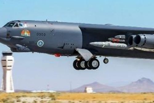 Mỹ lần đầu phóng thành công tên lửa siêu vượt âm từ 'pháo đài bay' B-52