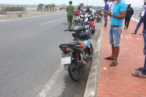 Người đàn ông bồng bé gái nhảy cầu tự vẫn