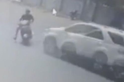 Người đàn ông đi xe máy sang đường bị ô tô chạy quá tốc độ hất tung