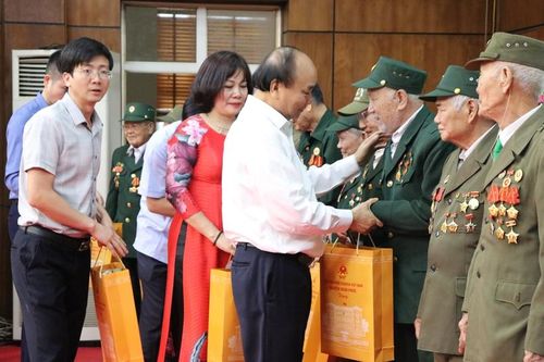 Chủ tịch nước Nguyễn Xuân Phúc tặng quà cựu chiến sĩ Điện Biên