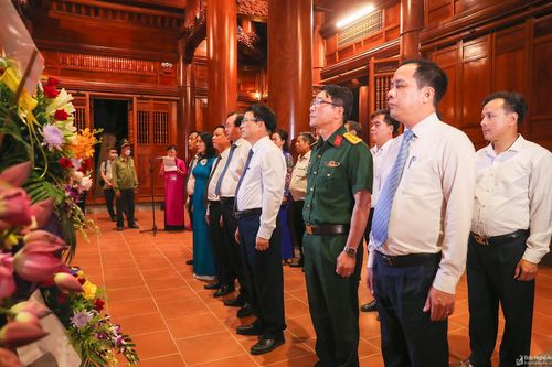 Ban Tổ chức Lễ hội Làng Sen 2022 dâng hoa, dâng hương tưởng niệm Chủ tịch Hồ Chí Minh