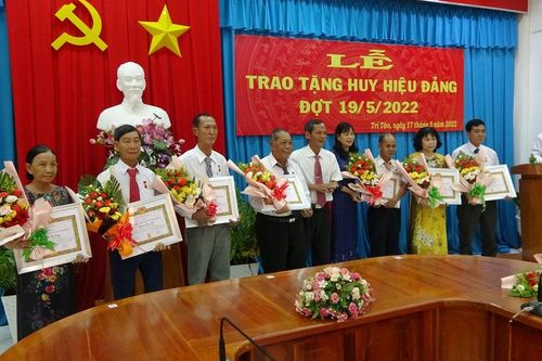 Tri Tôn có 15 đồng chí nhận Huy hiệu Đảng đợt 19/5