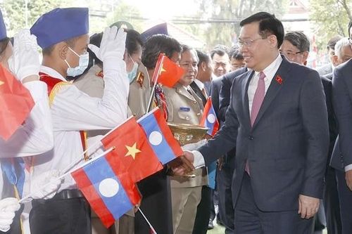 Chủ tịch Quốc hội Vương Đình Huệ thăm trường Dân tộc nội trú Champasak