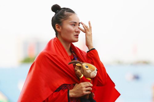 Quách Thị Lan rưng rưng khóc khi hát Quốc ca trên bục nhận HCV SEA Games