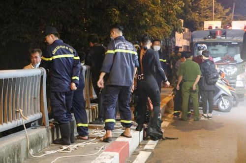 Đang đi cùng bạn gái, nam thanh niên dừng xe nhảy cầu ở Bình Thạnh