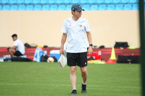 HLV Shin Tae-yong kiểm tra mặt sân Thiên Trường