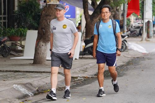 HLV U23 Malaysia tách đội, đi bộ về khách sạn