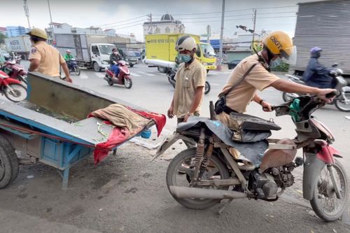 Tài xế 'xe mù' than thở không đủ tiền đóng phạt khi bị CSGT chặn lại