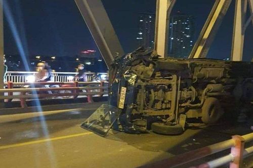 Nam thanh niên đi xe máy tử vong tại chỗ sau va chạm với ô tô tải