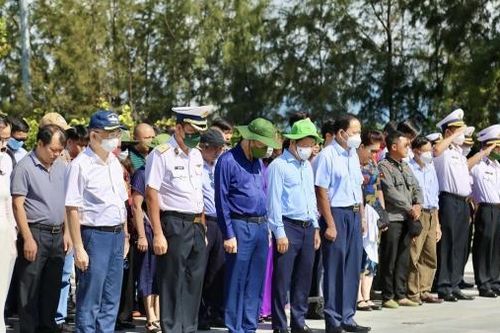 Đoàn công tác số 8 dâng hương tưởng nhớ 64 chiến sĩ hy sinh ở Gạc Ma
