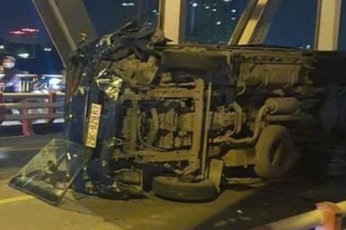 Tài xế xe máy tử vong sau cú đấu đầu ô tô trên cầu Chương Dương