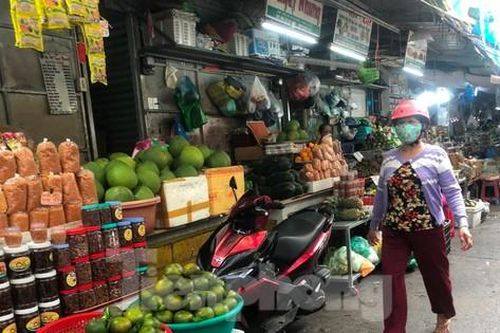 Thực phẩm nhảy giá, tiểu thương mỏi mắt ngóng khách