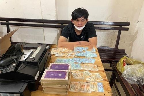 Bắt giữ đối tượng làm giả nhiều giấy chứng nhận đăng ký xe môtô