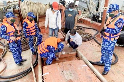 Phát hiện 4 tàu cá vận chuyện 340.000 lít dầu không rõ nguồn gốc