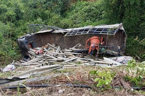 Rơi xuống mương sâu, xe tải biến dạng hoàn toàn
