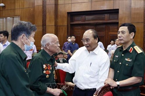 Chủ tịch nước Nguyễn Xuân Phúc thăm, tặng quà cho cựu chiến sỹ Điện Biên