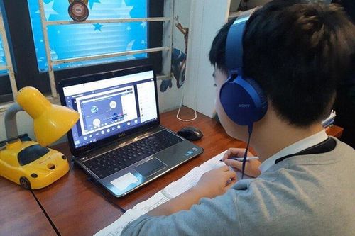 45% học sinh gặp vấn đề sức khỏe khi học trực tuyến