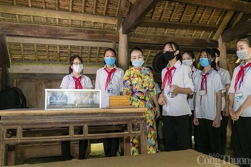 Hàng nghìn người về Khu di tích Kim Liên mừng sinh nhật Bác