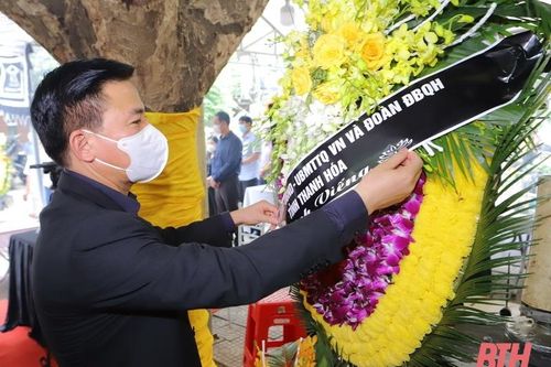 Các đồng chí lãnh đạo tỉnh viếng đồng chí Lê Hữu Hinh, nguyên Quyền Chủ tịch UBND tỉnh Thanh Hóa