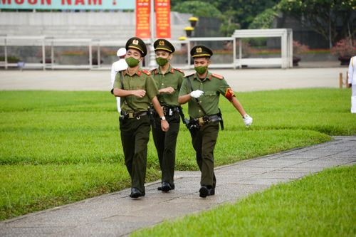 Kỷ niệm 132 năm ngày sinh nhật Bác: Dòng người từ khắp nơi đổ về Lăng Bác