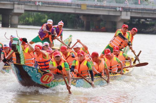 Màn rượt đuổi gay cấn trong lễ hội đua thuyền tại Hà Tĩnh