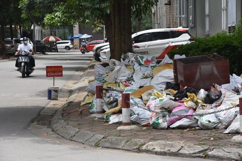 Những bãi rác tự phát tại chung cư