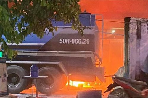 Xe bồn bốc cháy ngùn ngụt khi đang bơm xăng