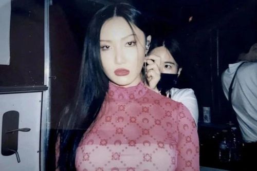 Hwasa lại gây bàn luận khi mặc đồ xuyên thấu