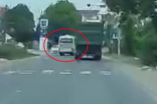 Hai người đi xe máy bất tỉnh khi va chạm với ôtô