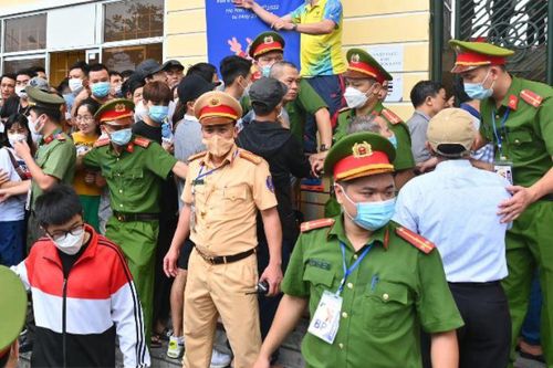 Lực lượng an ninh lập hàng rào để ngăn CĐV chen lấn