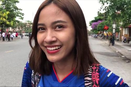 Nữ CĐV Thái Lan cổ vũ cả đội nhà và U23 Việt Nam