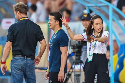 Madam Pang cùng HLV Polking chỉ đạo U23 Thái Lan