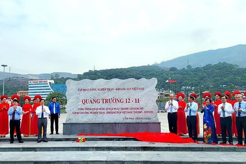 Gắn biển Quảng trường 12/11 và Tượng đài 'Vinh quang thợ mỏ Việt Nam'