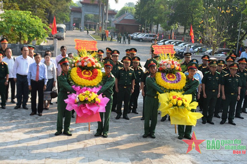 Dâng hương tưởng niệm Chủ tịch Hồ Chí Minh, các Anh hùng liệt sĩ và tặng quà gia đình chính sách