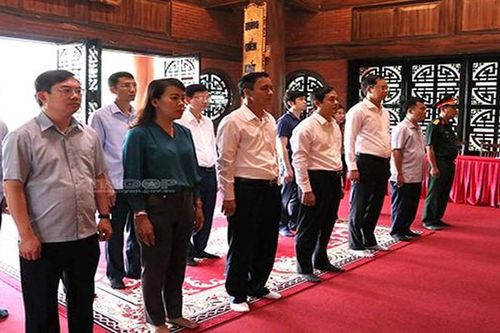 Thái Nguyên: Đoàn đại biểu tỉnh dâng hương tưởng niệm Chủ tịch Hồ Chí Minh và Đại tướng Võ Nguyên Giáp tại Định Hóa