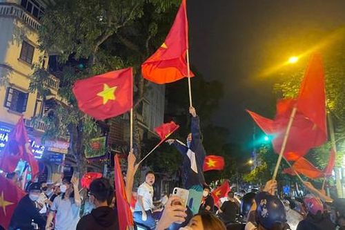 Người Hà Nội nô nức xuống đường mừng Việt Nam vào Chung kết SEA Games