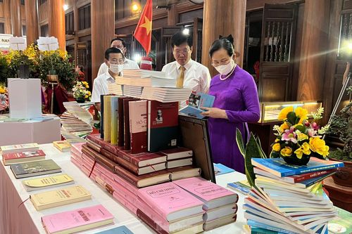 Khai mạc trưng bày sách, tư liệu mừng sinh nhật Bác tại khu lưu niệm Cát Tường