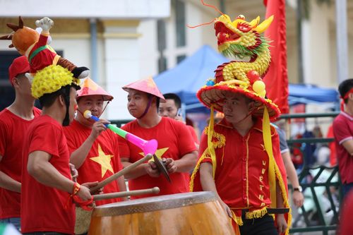 Người hâm mộ 'nhuộm đỏ' sân Việt Trì, tiếp lửa cho U23 Việt Nam đấu Malaysia