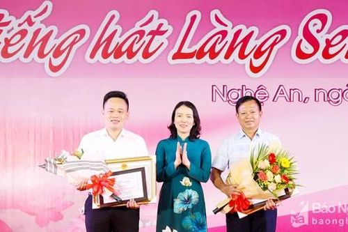 Đoàn nghệ thuật quần chúng huyện Tân Kỳ và Quỳnh Lưu đoạt giải Nhất Liên hoan Tiếng hát Làng Sen