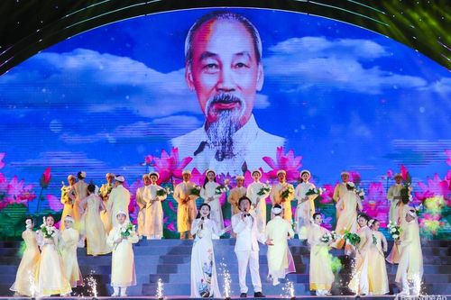 Từ Nghệ An - Làng Sen quê Bác đến thành phố Hồ Chí Minh - thành phố tên vàng