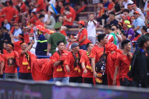 Sân Việt Trì hóa 'chảo lửa' tiếp sức cho U23 Việt Nam đấu U23 Malaysia