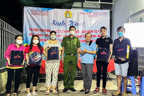 Tuyên truyền, phổ biến pháp luật kết hợp hoạt động chăm lo, tặng quà cho đoàn viên, công nhân lao động