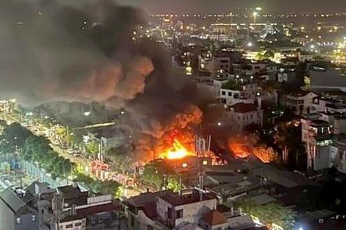 Cháy lớn dãy nhà tạm trên đường Lạc Long Quân