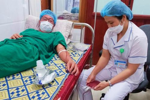 Cứu sống sản phụ mất máu, đờ tử cung nhờ máu của nhân viên y tế