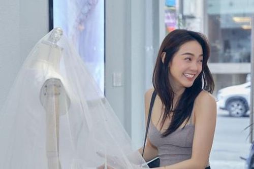 Minh Hằng rạng rỡ đi thử váy cưới, tiết lộ giá trị và thời gian thực hiện